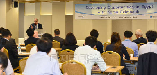 18일 수출입은행이 여의도 본점에서 열린 '이집트 사업설명회'에서 하니 모아와드 셀림 라빕 주한 이집트 대사가 참석자들에게 이집트 교통개발 전략과 알렉산드리아 항만개발 계획, 이집트 석유화학?전력 분야 등을 설명하고 있다.
